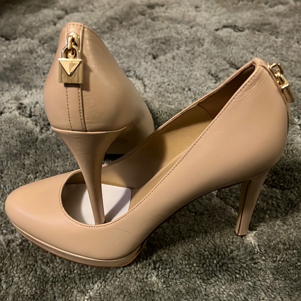 Michael Kors nude pumps